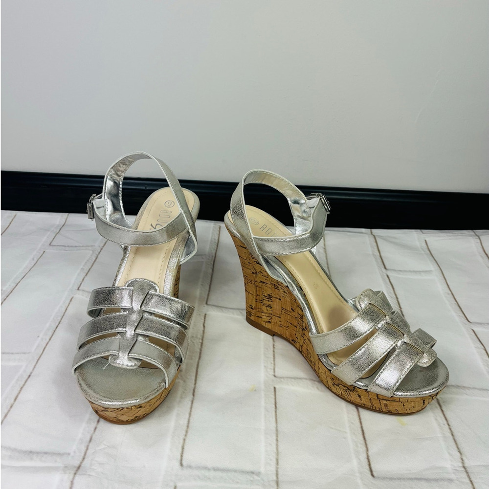 New Rouge silver strappy wedge sandals size 9